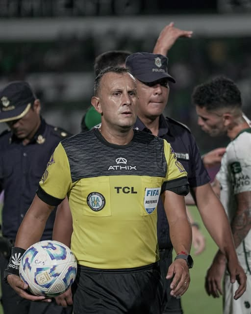Darío Herrera, árbitro del partido. 