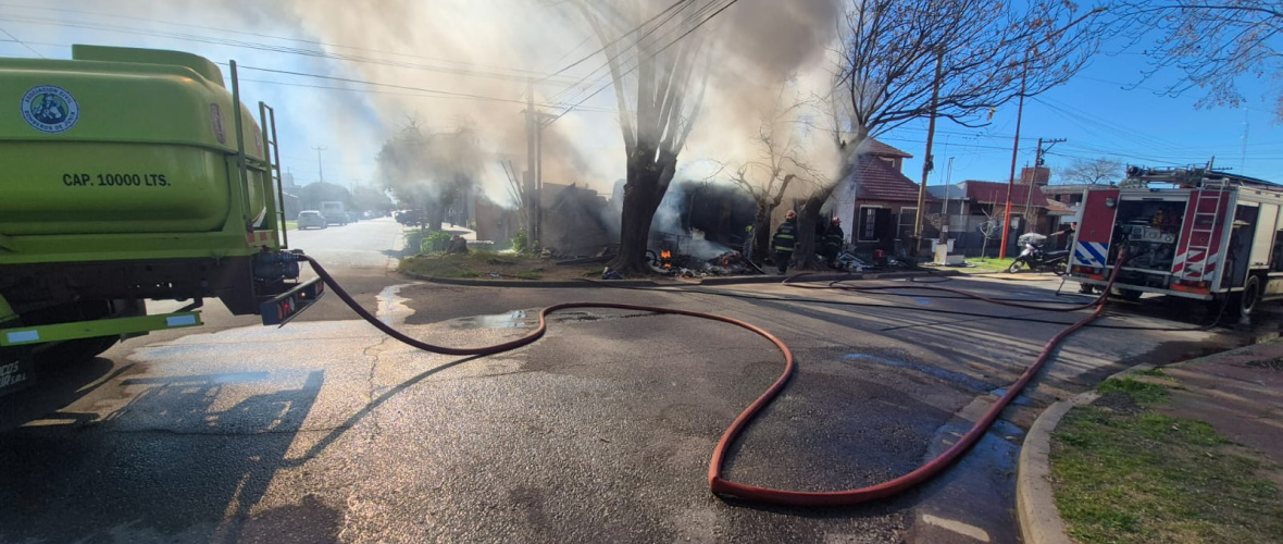 Voraz incendio en una vivienda de Junín: cinco personas fueron asistidas y hubo riesgo de derrumbe
