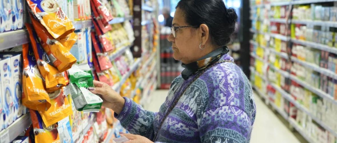 El alza en los alimentos amenaza con frenar la desaceleración de la inflación y volver a llevarla al 2%