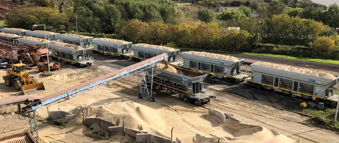 El noroeste bonaerense, en la "ruta de la arena" que abastece a Vaca Muerta en camiones y trenes