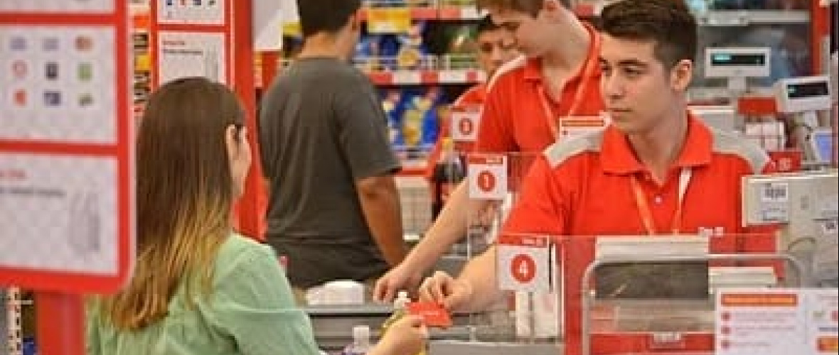 Paritaria mercantil: acordaron un aumento salarial del 5,7% y una suma extra de $50.000