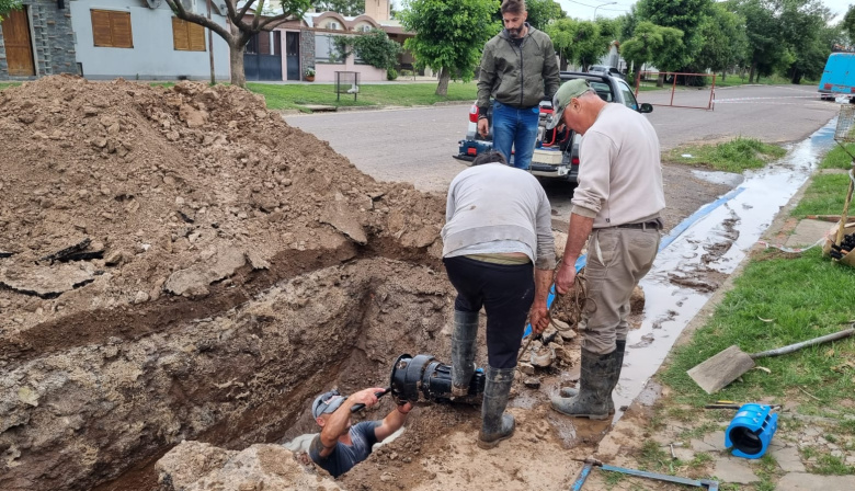 Arreglos de cañería maestra en la red de distribución de agua en Rojas