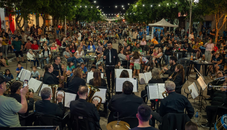 Lleno total en la apertura de la peatonal de Chacabuco