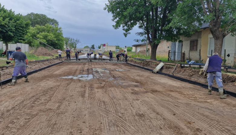 Realizan tareas de pavimentación en inmediaciones del hospital municipal de General Pinto