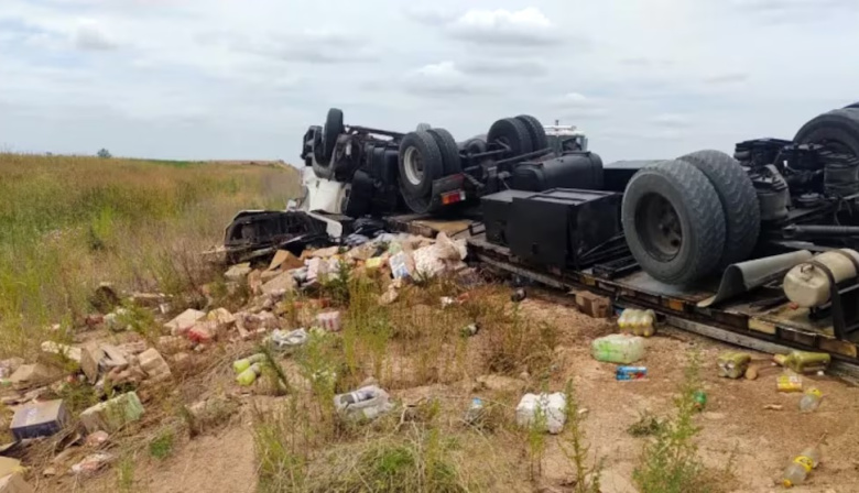 Pergamino: volcó un camión, murió el chofer y saquearon el cargamento mientras trasladaban el cuerpo