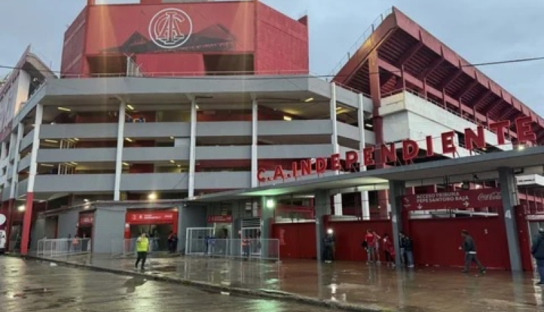 Pintadas contra dirigentes, representantes y hasta periodistas en la cancha de Independiente en la previa del partido ante Sarmiento