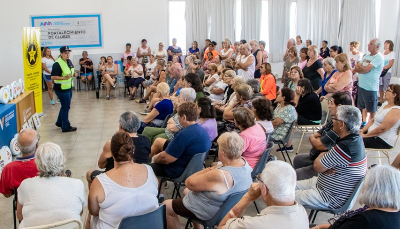 Los adultos mayores de la colonia de verano municipal recibieron una capacitación de seguridad vial