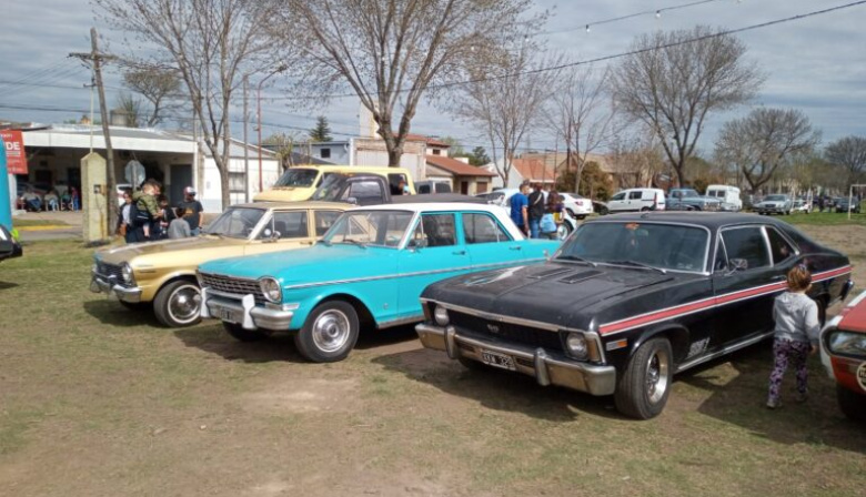 Encuentro de autos clásicos para recaudar útiles escolares