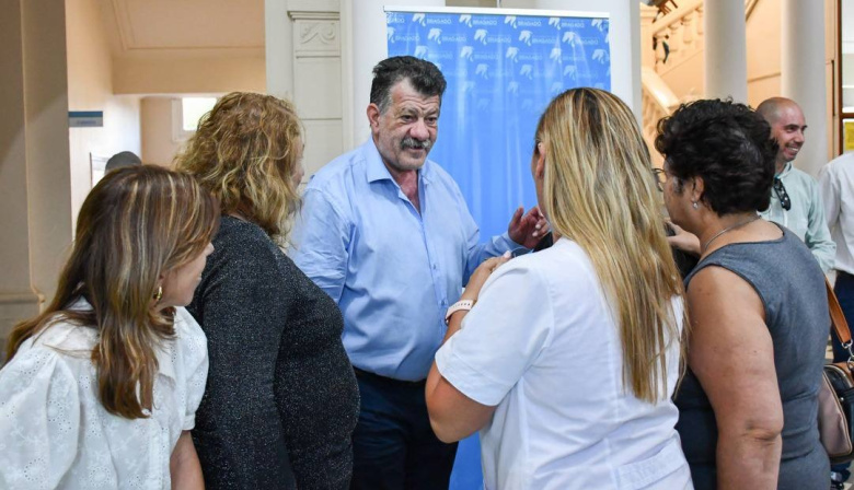 Se entregó nuevo mobiliario para seguir equipando escuelas en el distrito de Bragado