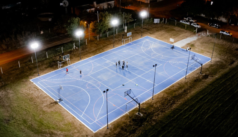 Quedó iluminado el nuevo playón deportivo del CEF 94 de Los Toldos