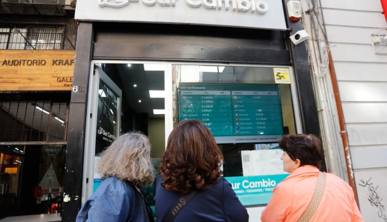 El dólar sin cepo cerró con el oficial en alza, pero con fuertes bajas en el blue y los financieros