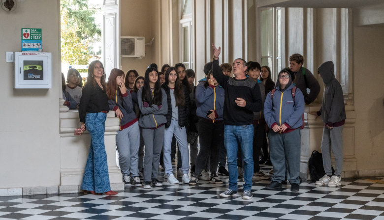 Estudiantes de la UNNOBA recorrieron el Palacio Municipal en una visita guiada educativa