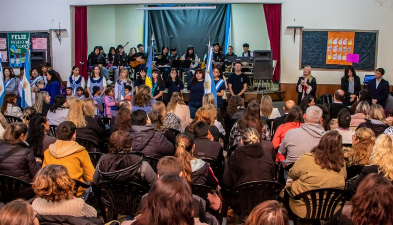 El Municipio acompañó a la Escuela Secundaria 19 en el acto de imposición del nombre “Mónica Barbero”