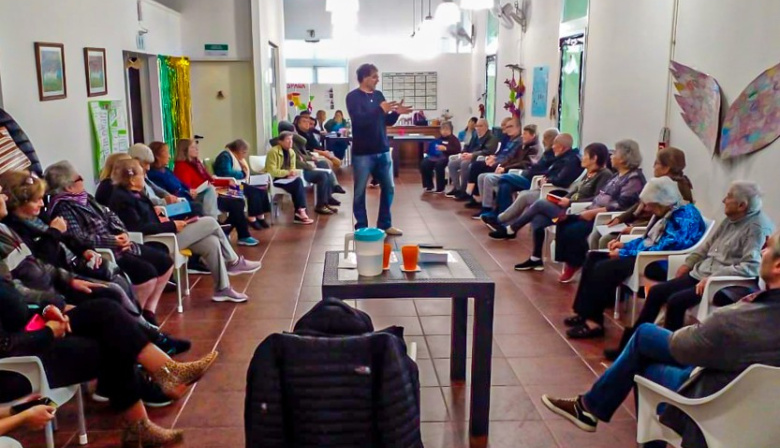 El Dispositivo municipal sobre consumo problemático brindó una charla en el Centro de Día Los Naranjos