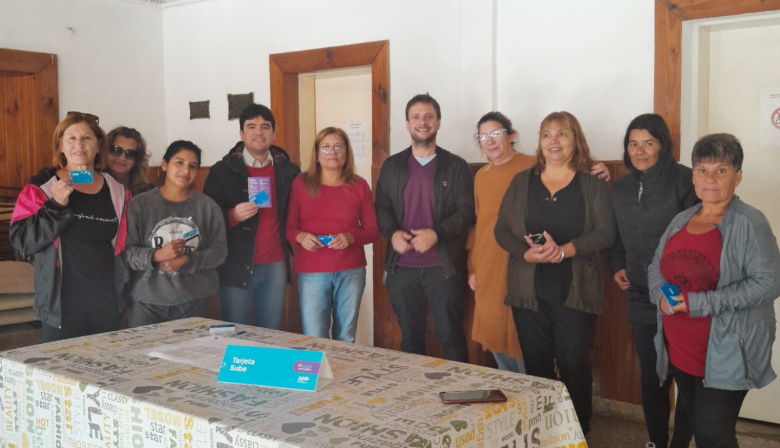 Vecinos del barrio Emilio Mitre recibieron las tarjetas SUBE gestionadas en "La Muni en tu Barrio"