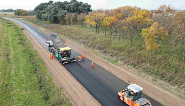 Katopodis recorrió las obras de la Ruta Provincial 31 entre Salto y Rojas