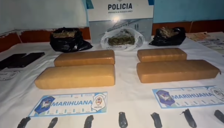 Incautan dos kilos de marihuana, medio de cocaína y armas de fuego: dos detenidos y un prófugo