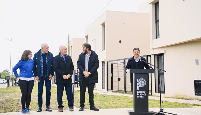Kicillof entregó viviendas a familias de Villa Elvira