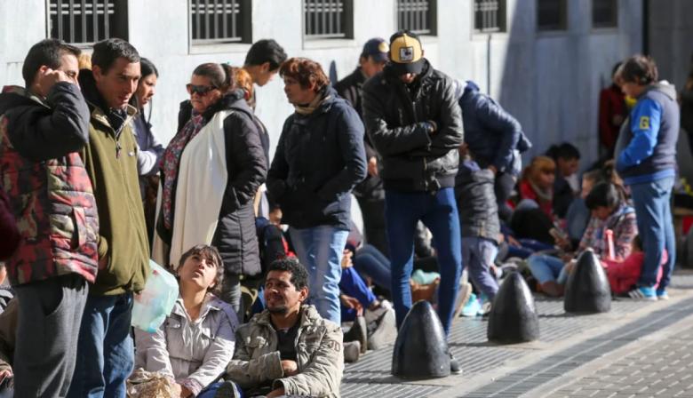 Empleo formal: la caída en el sector privado fue seis veces mayor que la del público