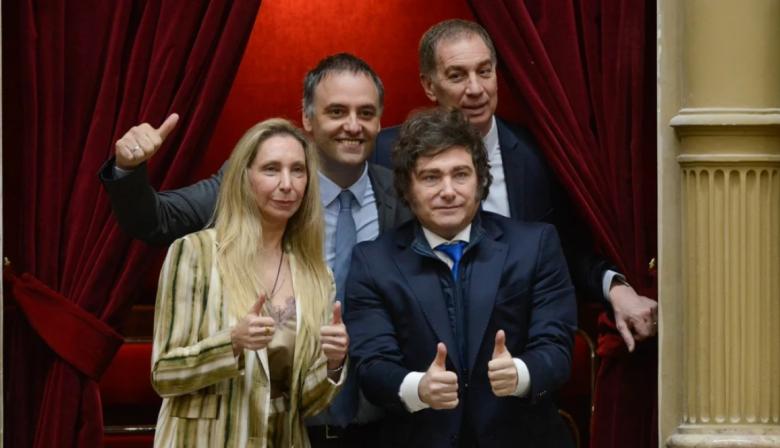 El clima de la jura de dos diputados: guerra de cánticos, provocaciones y “tribuneadas”, con Milei espectador