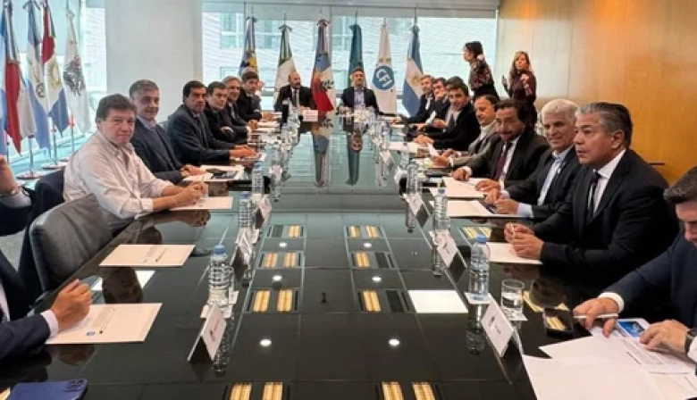 Fuerte caída en transferencias a provincias: tensión entre la Nación y los gobernadores