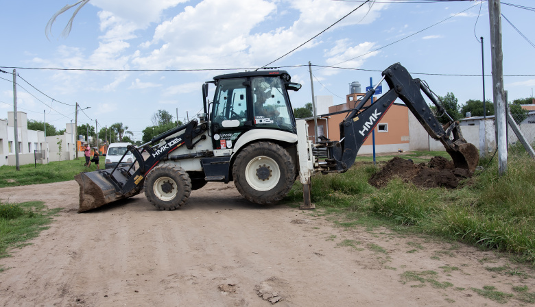 Avanzan las obras de ampliación de la red de cloacas en el barrio "Eduardo Mango" de Lincoln