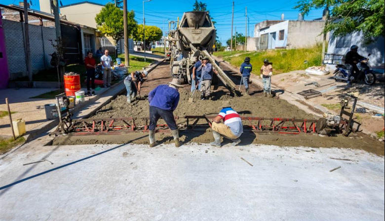 Avanza en Junín la pavimentación de 75 cuadras y la construcción de 150 bloques de cordón cuneta