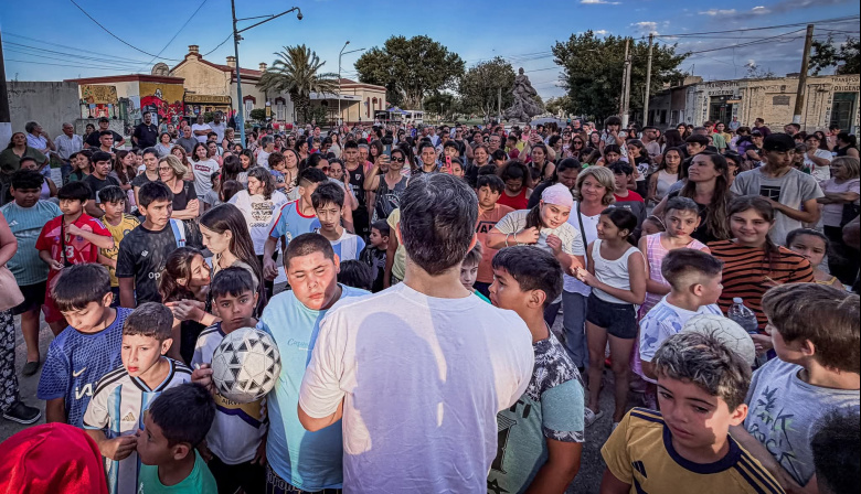 "Nos merecemos más sonrisas y más solidaridad", dijo Flexas al inaugurar la Placita del Andén