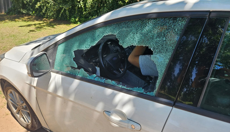Laguna de Gómez: piedra voló desde una máquina de cortar pasto y rompió el vidrio de un auto