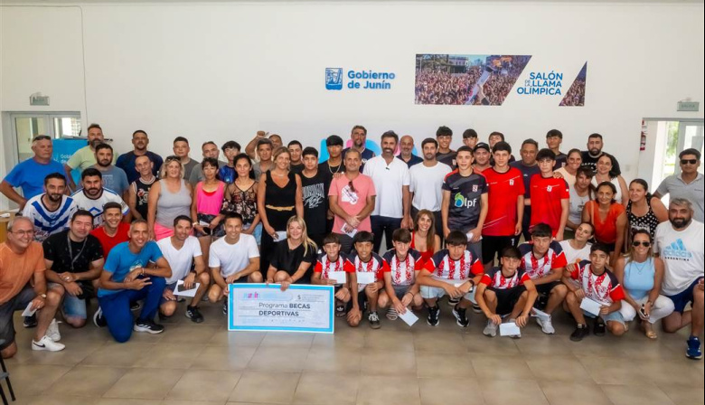 El Municipio entregó más de 350 becas a deportistas de Junín