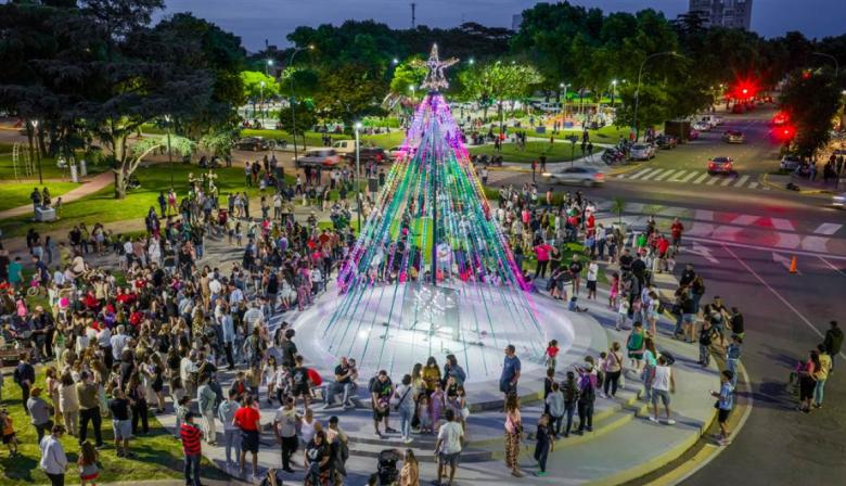 Junín comienza a celebrar las fiestas con el encendido de su Árbol de Navidad