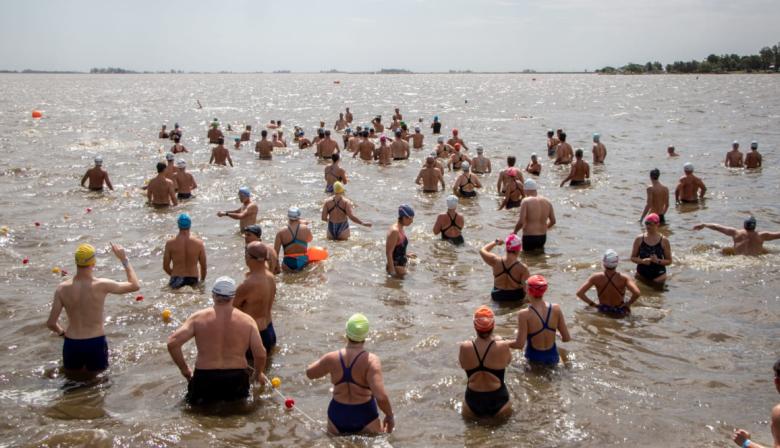 Unos 150 nadadores participaron de una nueva edición del “Cruce Chico” en la Laguna de Gómez