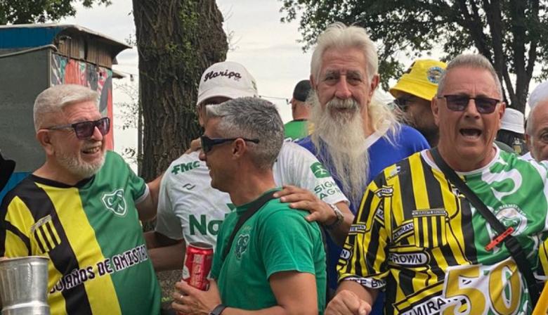 Un festejo inédito: las hinchadas de Sarmiento y Almirante Brown celebraron juntos en Junín