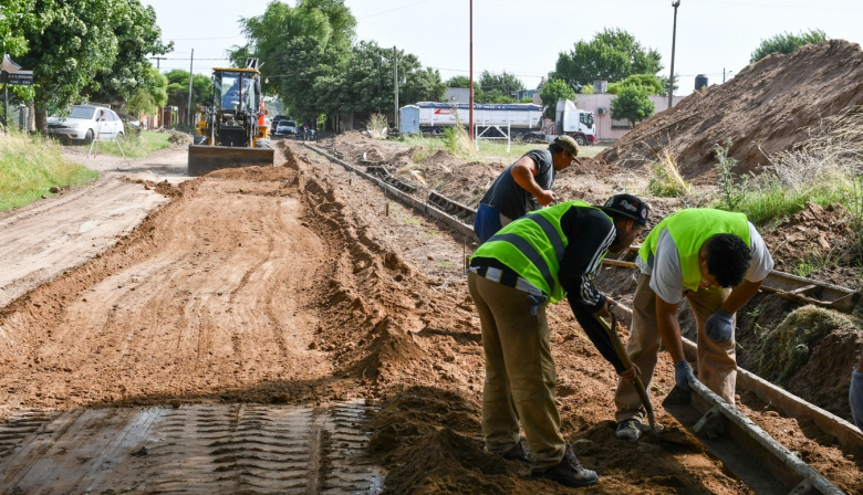 Obras públicas: el plan de cordón cuneta sigue avanzando y llegó hasta el Hospital San Luis