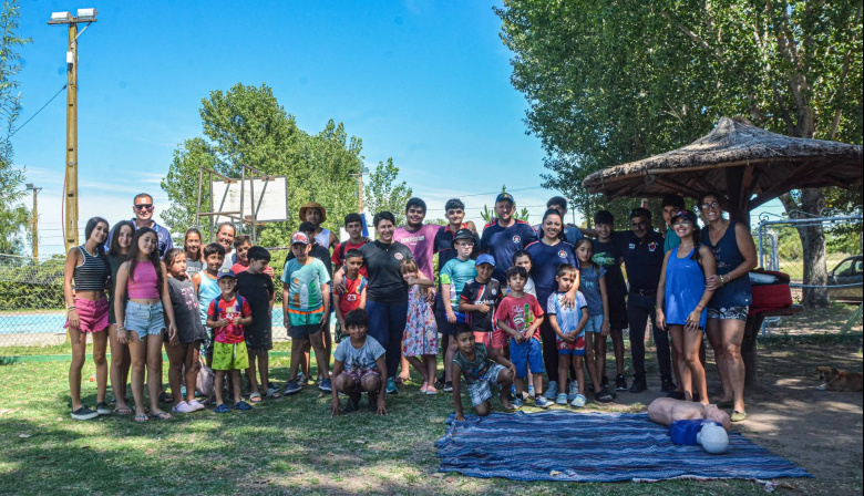 Bomberos Voluntarios de El Dorado capacitaron en RCP a alumnos de la Escuela Abierta en Verano