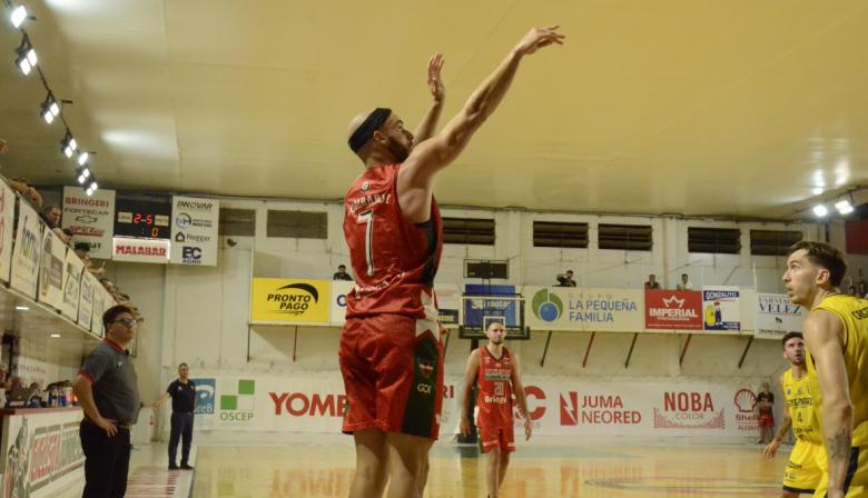 Ciclista Juninense visita a Pergamino Basket en un partido caliente