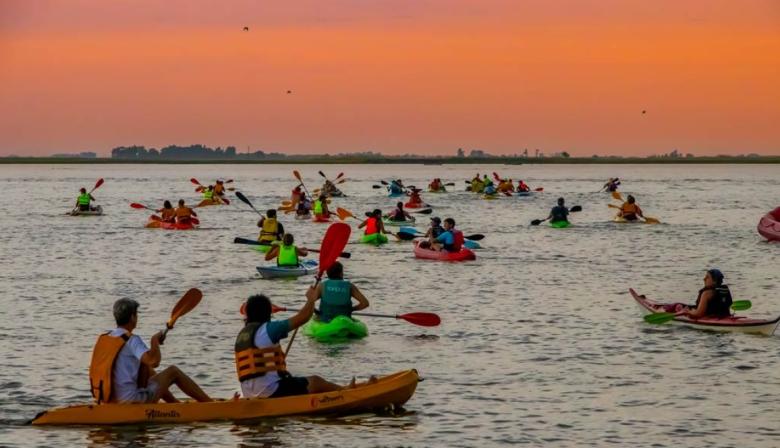 Invitan a participar de la primera kayakeada del verano en la Laguna de Gómez