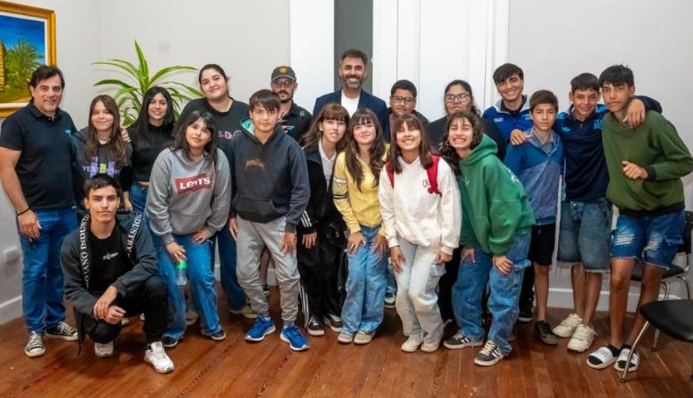 Jóvenes del programa “Envión” concretaron una visita institucional por el Palacio Municipal y el Concejo Deliberante