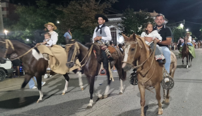 Multitudinaria fiesta popular en “Rojas se viste de Tradición”