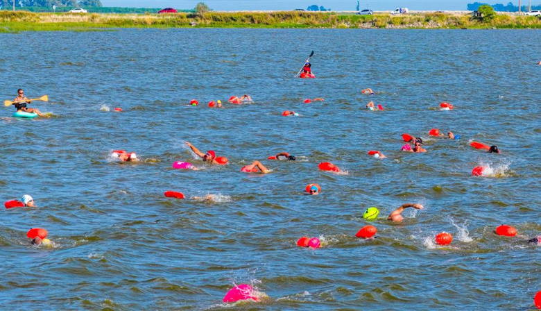 Gran convocatoria en la Laguna de Gómez: cerca de 150 nadadores participaron del cruce de 5000 metros