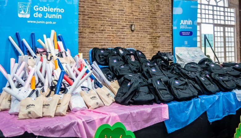 El Gobierno de Junín entregó 1.000 kits escolares para los niveles inicial, primario y secundario