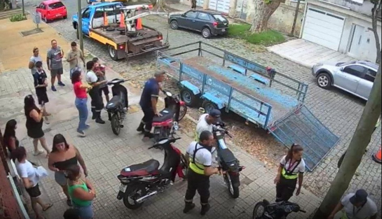 Un desmedido operativo municipal en la puerta de una organización comunitaria