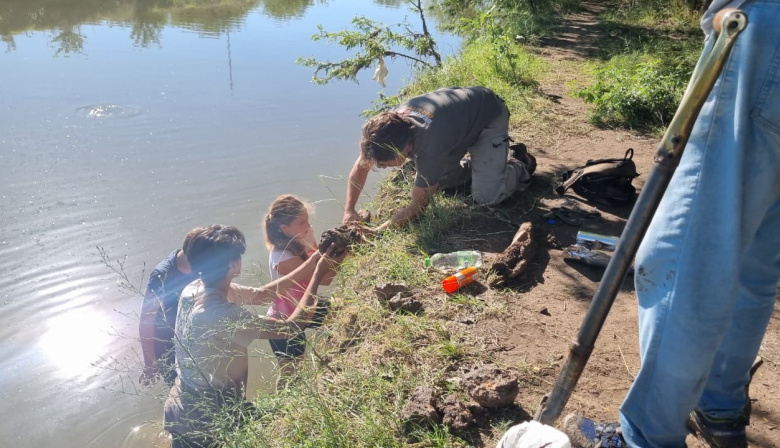 Fue a pescar al Río Rojas y encontró un fósil que podría tener más de 10 mil años