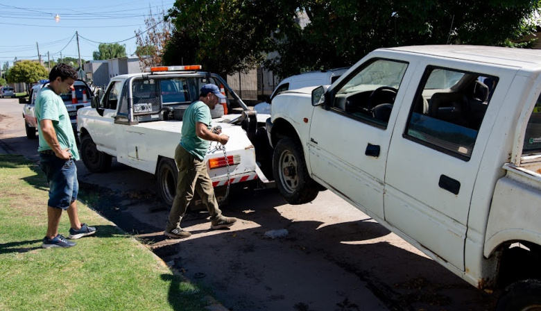 Lincoln: el Municipio comenzó con el remolque de vehículos abandonados en la vía pública