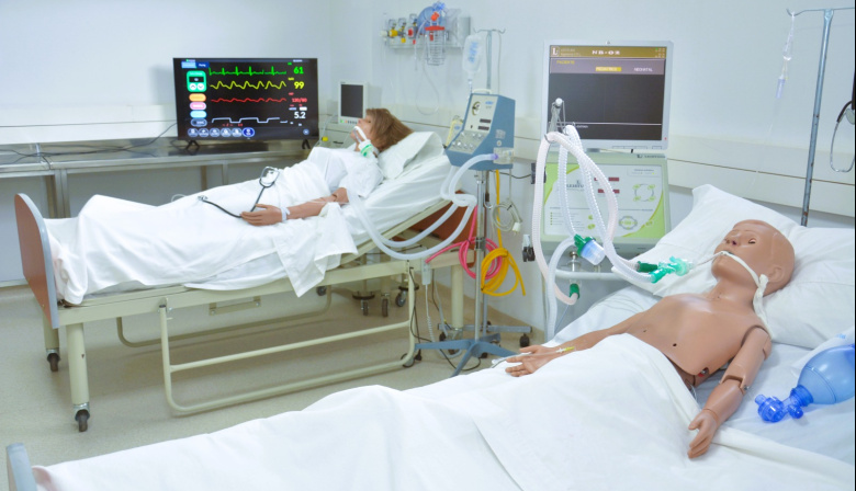 La UNNOBA recibió la donación de respiradores para fortalecer las prácticas de estudiantes de Enfermería