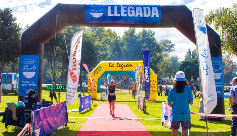Junín se consolidó como sede del triatlón nacional con una multitudinaria jornada en la Laguna de Gómez