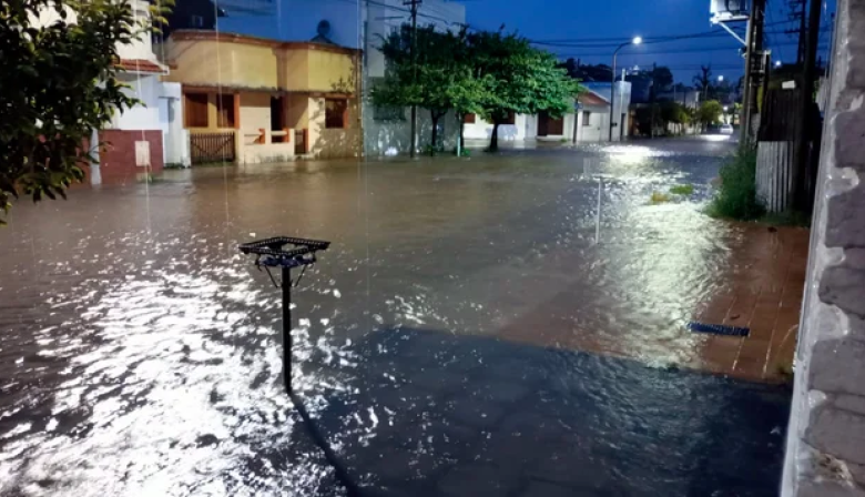 Fuerte temporal en Olavarría dejó casas inundadas y calles anegadas en la ciudad