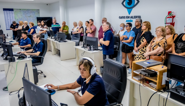 “Vecinos Seguros": Fomentistas y delegados municipales conocieron el funcionamiento interno del COM