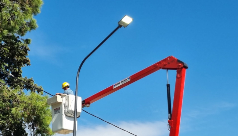 Rojas avanza con el recambio a LED: nuevas luminarias en Barrio Ramos