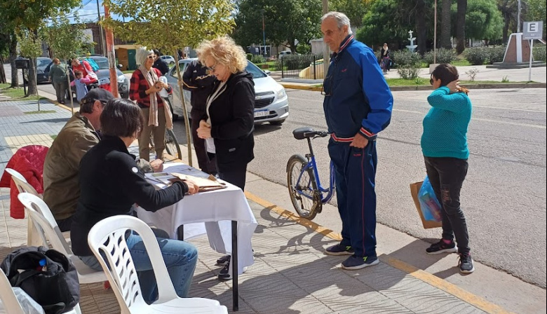 Avanza la entrega de semillas de estación en las localidades de Lincoln